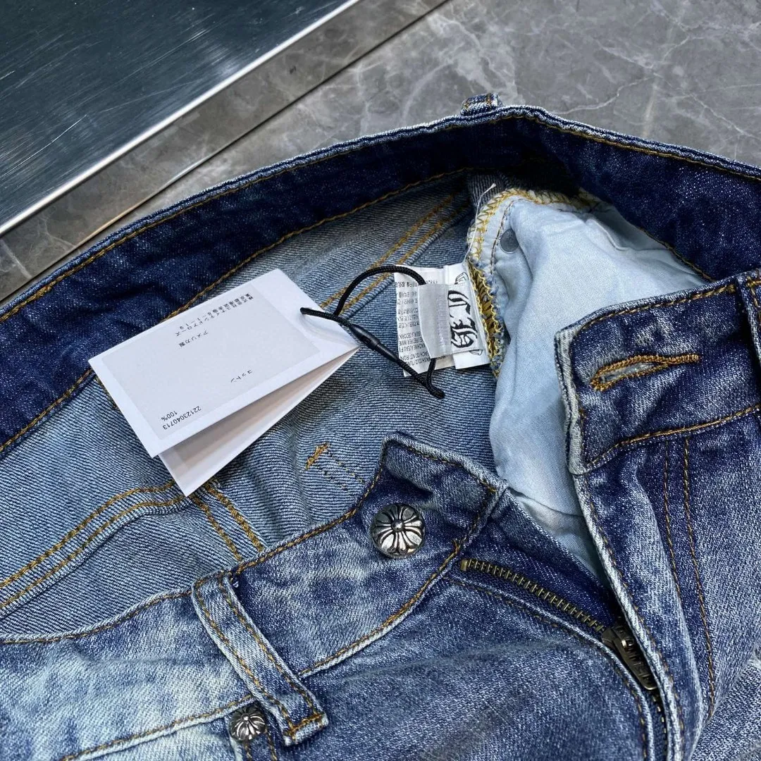 P256 Chrome Hearts🌸Jeans are here🌸 Classic version series, versatile style, exclusive custom-woven and dyed 100% pure cotton high-weight denim fabric, high-tech washing! After the pants are finished, do heavy enzyme stone washing and rinsing! ✨Heavy leather embroidery➕denim cat whiskers✨Original hardware mold opening! Carrying various craft elements, this season’s most classic denim trousers! Suitable for all kinds of outfits and can be worn in all seasons. Recommended color: dyed denim blue. Code numbers: S, M, L, XL